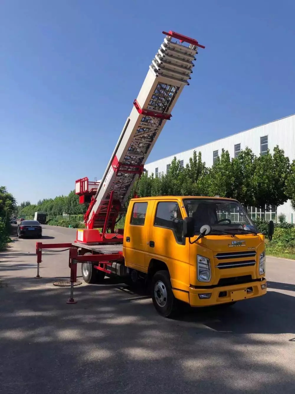 太仓附近的云梯车出租服务：轻松解决高空作业需求